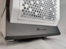 Die Frontschürze ist geziert