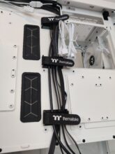 Klettbänder unterstützen das Kabelmanagement