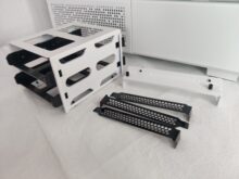 Die Farbkombination spiegelt sich auch im HDD-Tray und der Slotblende wider