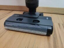 Frontansicht auf die Bodenbürste mit Abdeckung