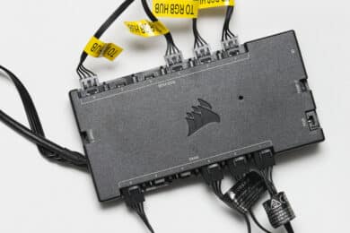 Corsair Commander Core XT mit angeschlossenen Kabeln