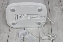 Petgugu PF1 Netzteil wird auf der Unterseite eingesetzt