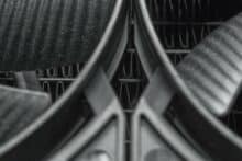 Lücke zwischen zwei alten Lüftern mit Blick auf die Radiatorlamellen