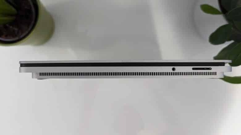 Die rechte Seite des Surface Laptop Studio mit Surface Connect Port und AUX-Klinke