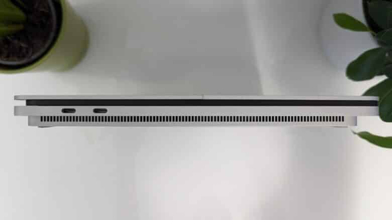 Die linke Seite des Surface Laptop Studio mit zwei USB-C Ports