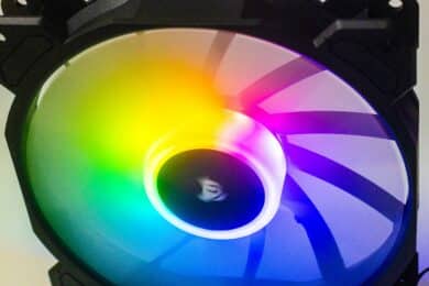 Beleuchteter Corsair iCue SP140 RGB Elite Lüfter in Drehung
