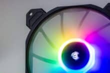 Schwarzer Rahmen eines beleuchteten RGB Lüfters