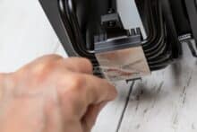 Schutzfolie wird von der Auflagefläche entfernt