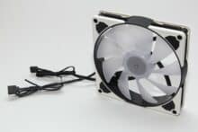 Frontansicht Sharkoon SilentStorm 140 RGB 140mm Lüfter mit weißen Ecken