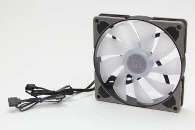 Sharkoon SilentStorm 140 RGB mit grauen Ecken