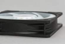 Rahmen des Cooler Master Mobius 120P ARGB von der Seite