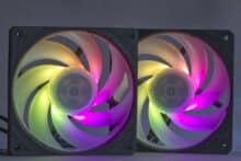 Zwei leuchtende Cooler Master Mobius 120P ARGB