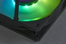 Ecke des beleuchteten Cooler Master Mobius 120P ARGB