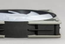 Sharkoon SilentStorm 140 PWM RGB von der Seite