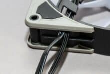 Lüfterecken mit Kabeln