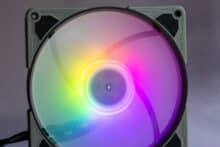 Leuchtender Sharkoon SilentStorm 140 RGB mit grauen Ecken