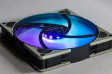 Leuchtender Sharkoon SilentStorm 140 RGB Lüfter von schräg hinten mit Blick auf die LEDs