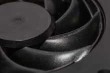 Glänzend-schwarze Lüfterblätter