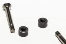 Schrauben und Muttern auf weißem Hintergrund