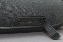 Geöffnete Abdeckung der Anschlüsse