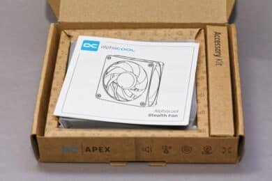 Geöffnete braune Schachtel des Lüfters mit Blick auf die Anleitung