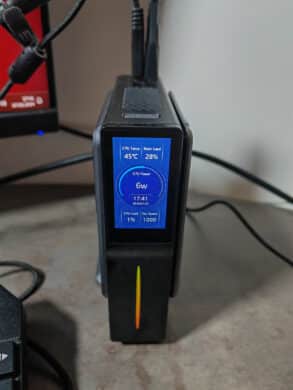 Blick auf das 1,9 Zoll große Display sowie den RGB-Streifen des Acemagic S1 Mini-PC