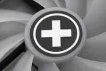 Xilence Kreuz als Logo in der Mitte der RGB Lüfter