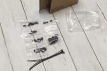 Schrauben in Plastiktüten und Kabelbinder