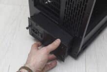 Netzteil wird in ein schwarzes Computer Gehäuse eingebaut