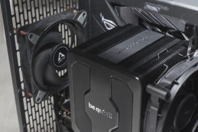 Schwarzer Lüfter in einem Gehäuse