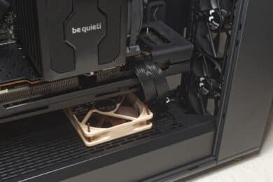 Brauner Lüfter unten in einem PC Gehäuse