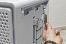 Glastür am Gehäuse wird geöffnet