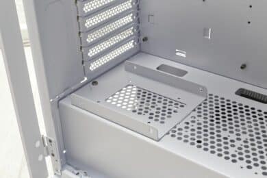 Festplattenhalterung auf der Netzteilabdeckung im weißen FSP CUT593P