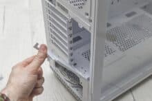 Erweiterungskartenslot-Abdeckung wird geöffnet