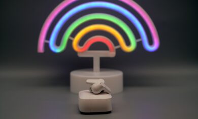 Teufel Airy TWS 2 Test: Bild zeigt die In-Ear-Kopfhörer samt Ladecase.