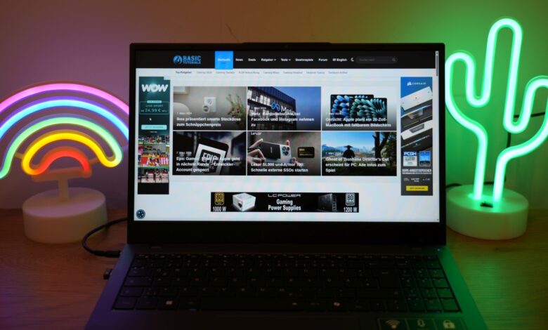 Medion E15443 Test: Foto zeigt das neue Notebook von Medion mit der geöffneten Basic-Tutorials-Website