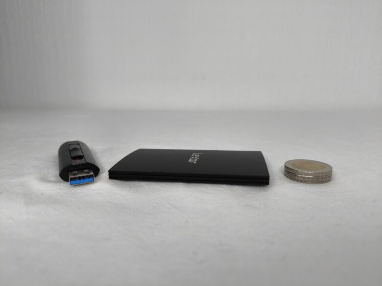 Mit 7,8 mm in der Höhe fällt die portable SSD sehr schlank aus!