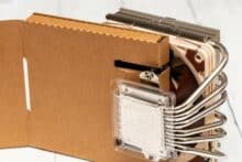 Noctua NH-L12Sx77 wird aus der Verpackung genommen