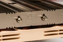 In die Lamellen gestanztes Noctua Logo