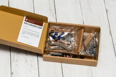 Geöffnete Schachtel mit Zubehör und Montagematerial