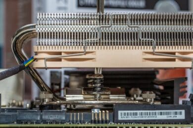 Schraubenzieher geht durch den Noctua NH-L12S