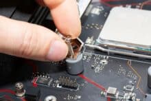 Bracket wird auf Mainboard angeschraubt