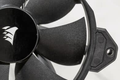 Schwarze Lüfterblätter