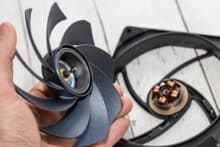 Entnommener Impeller eines schwarzen Lüfters