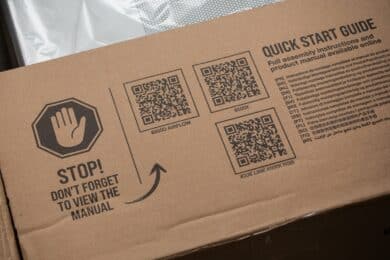 QR Codes auf einer braunen Verpackung