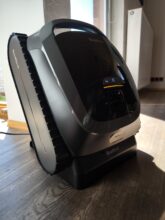 Der Poolroboter in der Ladestation