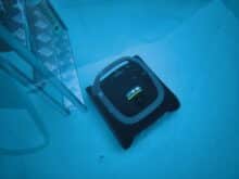 Der Roboter startet mit der Reinigung