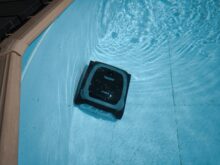 Die Ecken reinigt der Poolroboter zuverlässig