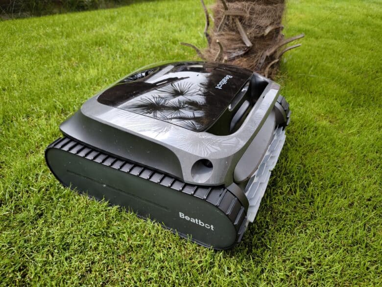 Ein Poolroboter auf ungewohntem Terrain: Der Beatbot AquaSense eignet sich zwar nicht zum Rasenmähen, dafür aber umso mehr für den Pool!