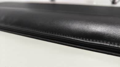 Die Auflagefläche ist ästhetisch und komfortabel gepolstert.